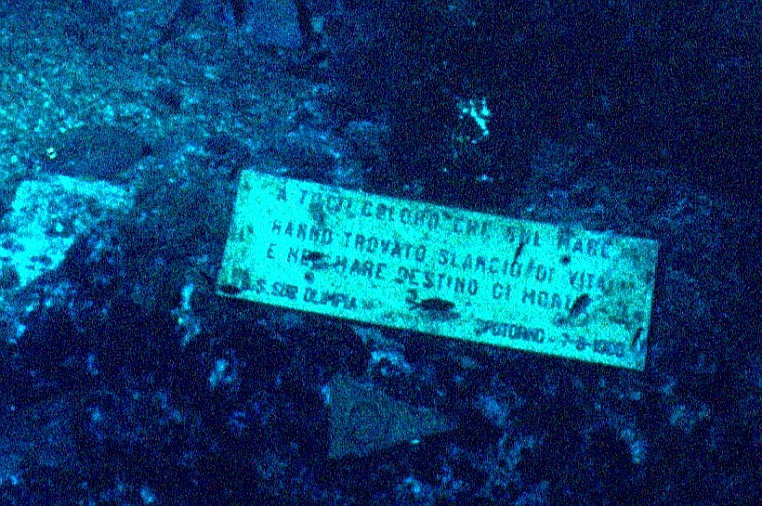 83 passaggio.jpg - in memoria di coloro che "...sul mare hanno trovato slancio di vita e nel mare destino di morte."